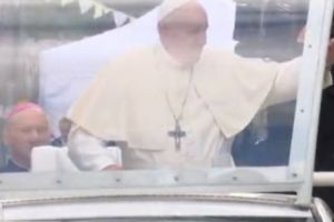 Papa Francisc, gest fără precedent făcut în România. Zeci de mii de oameni, rămaşi muţi, la Blaj