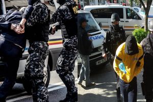 Zeci de percheziţii la traficanţii de droguri. Captură impresionantă a poliţiştilor