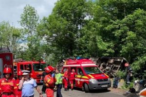 Autocar cu 50 de persoane răsturnat pe DN73