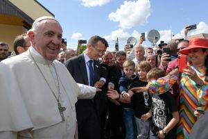 GEST SIMBOLIC: Papa Francisc şi-a cerut iertare de la rromi