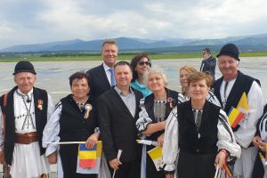 VIDEO FOTO Klaus Iohannis, baie de mulţime la Aeroport – S-a fotografiat cu sibienii