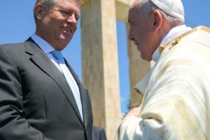 Impresionant. Un curcubeu a luminat cerut pe Aeroportul din Sibiu la plecarea Papei Francisc din Romania 