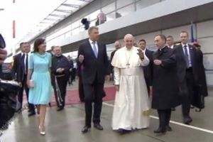 Gest impresionant: Papa a refuzat să păşească pe covorul roşu şi a preferat să meargă prin bălţi, pentru a-i binecuvânta pe credincioşii care l-au aşteptat zeci de minute, în ploaie