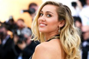 Miley Cyrus a lansat un nou material discografic, intitulat ”She Is Coming”