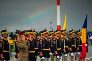 VIDEO FOTO Curcubeu la plecarea Papei Francisc de pe Aeroportul din Sibiu