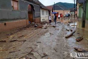 VIDEO/ Mobilizare exemplară la Pianu! 20 de motopompe, 25 de utilaje pentru evacuarea nămolului şi mulţi prieteni care s-au oferit voluntari