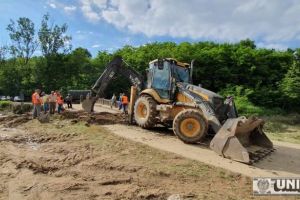 VIDEO / Se lucrează la refacerea podului care face legătura cu Răchita