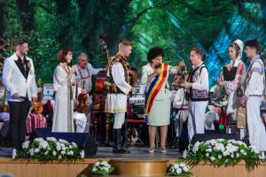 Trofeul, adjudecat de Gabriel Treteag, din Suceava:  Festivalul national de folclor Dor de cant romanesc“ - 14 editii de cultura autentica, la Cumpana (galerie foto)