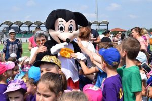 Spectacol pentru copii, oferit de Primaria si Consiliul Local Cumpana (galerie foto)