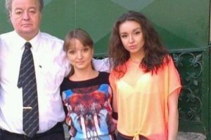 Cel mai nou cuplu din showbiz a ieşit la iveală! Iubitul vedetei, cu două decenii mai tânăr. Ce fiică de politician a părăsit amorezul pentru celebra cântăreaţă 