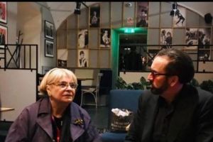 O cafea „vorbită” între doi vechi prieteni. Nicolas Cage şi Margareta Nistor la o cafenea din centrul Clujului