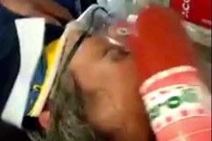 Paramedic SMURD filmat în timp ce loveşte un pacient inconştient cu un parizer şi îi spune „beţivanule”