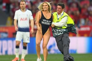 Finala Ligii Campionilor, oprită de o tânără în costum de baie care a intrat pe teren. Vezi cine e tipa! (FOTO)