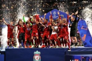 O blondă în costum de baie a eclipsat finala Ligii Campionilor