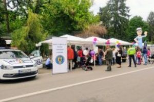 Poliţiştii au fost în mijlocul celor mici de ziua dedicată lor şi s-au bucurat de activităţile pregătite de special pentru ei