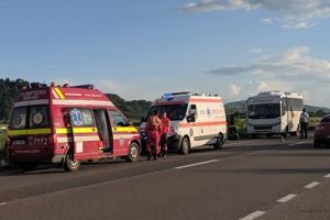 FOTO Un autocar din Botoşani, cu 25 de copii, s-a ciocnit de o maşină. Mai mulţi copii au fost răniţi