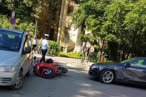 FOTO Un motociclist a ajuns la spital, după un accident produs în zona centrală a municipiului Botoşani