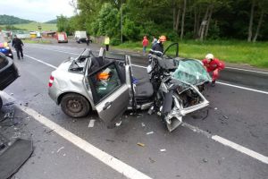 Grav accident pe DN1. Doua persoane sunt incarcerate in urma impactului dintre doua masini (galerie foto)