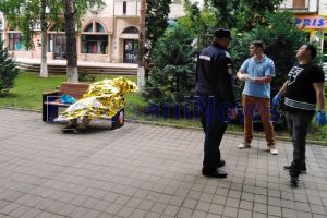 FOTO Imagini şocante pe Pietonalul Unirii din Botoşani! Un bărbat a fost găsit mort pe o bancă