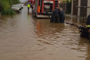 ACUM – O stradă din BRADU, SUB APE!