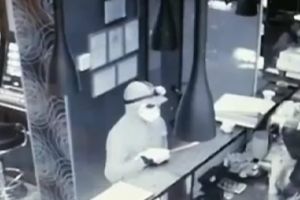 Jaf armat într-o sală de jocuri din Carei! Poliţia, pe urmele atacatorului