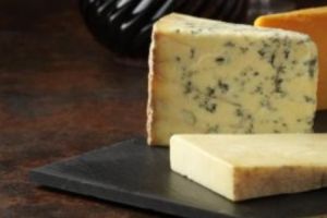 Medicii trag semnalul de alarmă! De ce nu este bine să mâncăm brânză seara