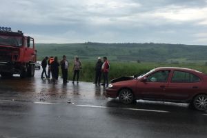 FOTO Familie implicată într-un accident la Caşolţ – Copiii de două luni şi doi ani sunt răniţi