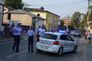 Accident pe o stradă din municipiul Botoşani. Angajatul unei spălătorii auto a sustras o maşină care se afla la spălat şi a intrat cu ea într-un gard