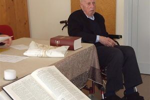 Preotul sucevean Anton Bişoc, în vârstă de 98 de ani, cel mai bătrân din Diaceza de ...