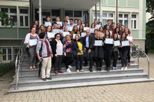 Cei mai buni elevi vorbitori de franceză au primit diplome emise de Ministerul Educaţiei din ...