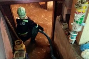 Inundaţii în Bihor: Pompierii, chemaţi să scoată apa din două locuinţe, o farmacie, un oficiu poştal şi mai multe pivniţe şi beciuri (FOTO)