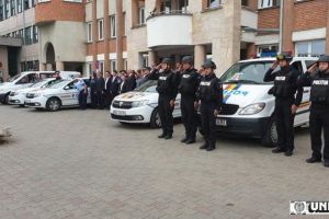 FOTO/ VIDEO: Poliţişti care au dat onorul şi autospeciale cu semnale acustice si luminoase pornite într-un Moment de reculegere la IPJ Alba, pentru un poliţist căzut la datorie – A fost ÎMPUȘCAT de un şofer fugar