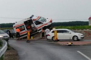 Dosar penal pe numele şoferului de ambulanţă care a urcat cu autospeciala pe scuarul sensului giratoriu din Oşorhei. Colega lui a ajuns la spital cu piciorul rupt