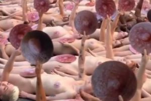 Protest cu peste 100 de persoane dezbrăcate în faţa sediului Facebook [FOTO +VIDEO]