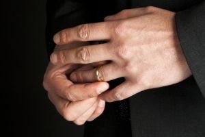 „Descântecele” l-au lăsat pe un bărbat din Orăştie fără verighetă