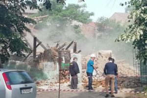 A început demolarea Grădiniţei PP14. Primăria face sală de sport pentru Colegiul Bănăţean