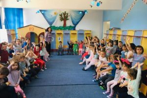 ,,Prietenie fără frontiere”, proiect derulat la grădiniţele ,,Gulliver”, „ABC” ...