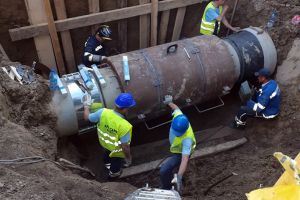 Lucrările la avaria de pe strada Stadionului continuă fără oprirea apei