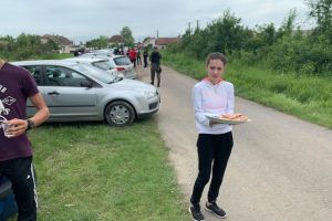 Oamenii din Izvin le-au oferit langoşi şi sandviciuri poliţiştilor care participă la căutarea criminalului