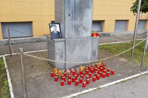 Sunet de sirene şi candele în faţa IPJ Timiş. Politiştii timişeni, moment de reculegere pentru colegul ucis