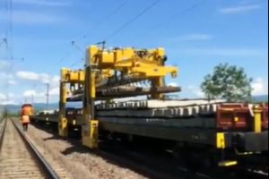 VIDEO Noul tren de lucru pentru refacerea căii ferate a fost testat pe Regionala Braşov