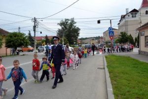 FOTO: Sute de elevi consiliaţi despre prevenirea delincvenţei juvenile şi concurs de desene pe asfalt organizat pentru cei mai mici, în prima zi a „Săptămâna prevenirii criminalităţii” derulată de IPJ Alba