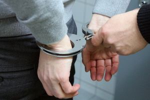 Prins băut şi fără permis la volanul unui BMW, un bărbat din Auşeu a ajuns la închisoare. Bărbatul avea permisul anulat tot pentru infracţiuni rutiere