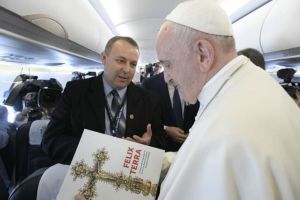 Un orădean, cu Papa Francisc în avion. I-a dăruit un album despre Episcopia Romano-Catolică de Oradea (FOTO)