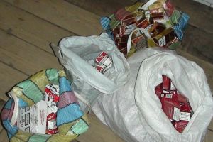 Razii în pieţele din Oradea: Patru comercianţi de ţigări de contrabandă au rămas fără marfă