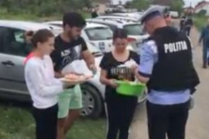 Gest de mare omenie al sătenilor din Izvin. Le-au făcut de mâncare poliţiştilor care anchetează moartea colegului lor 