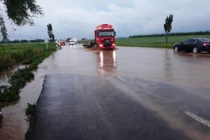 ULTIMĂ ORĂ: DN2, inundat la Domneşti. Pompierii intervin cu motopompele