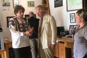 FOTO: Pe urmele Prinţului Charles, în Saschiz (Mureş): “A plecat zâmbind, cu o lingură de lemn…”