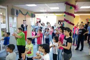 FOTO, VIDEO. Surprize de 1 iunie pentru copiii a două centre de plasament din Alba Iulia, din partea Apulum Kids: Zi specială cu pizza, tort, suc, fructe şi multă distracţie