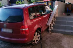 Un şofer s-a izbit cu maşina de un cap de pod, a buşit un autoturism staţionat şi a acroşat un pieton